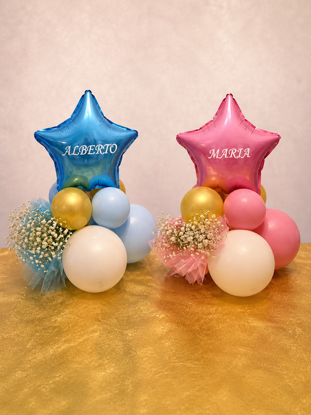 Mesa decorada con globos y regalos personalizados
